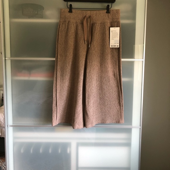 New Lululemon Retreat Yourself Crops